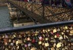Влюбленные обрушили мост в Париже